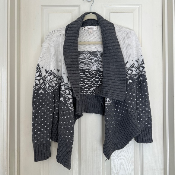 Decree Sweaters - Decree Gray & White Open-Front Shawl Cardigan